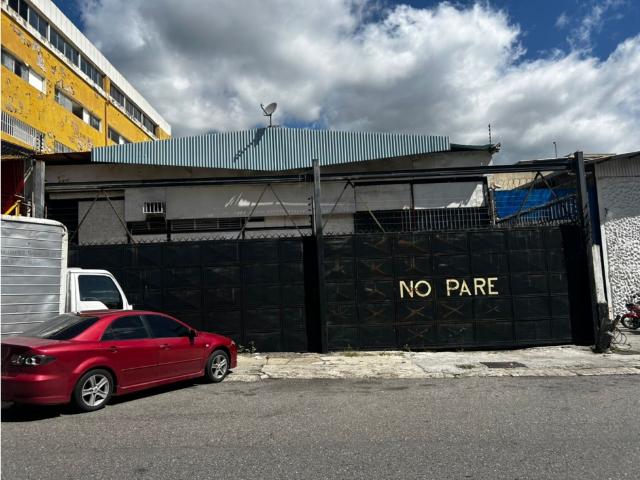 Alquilo Galpón de 860 m2 en La Urbina