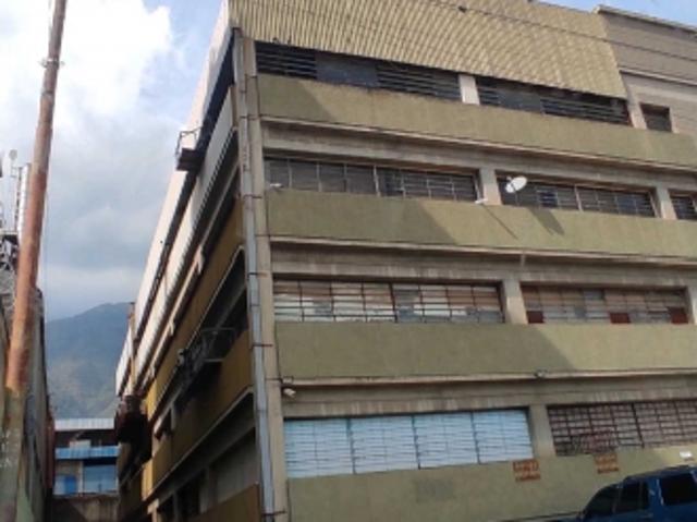 Alquilo galpón en edificio industrial 770m2 Boleita Norte 7910