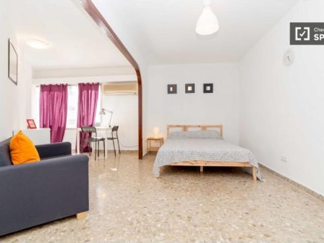 Alquilo habitación con estanterías en piso compartido, Extramurs