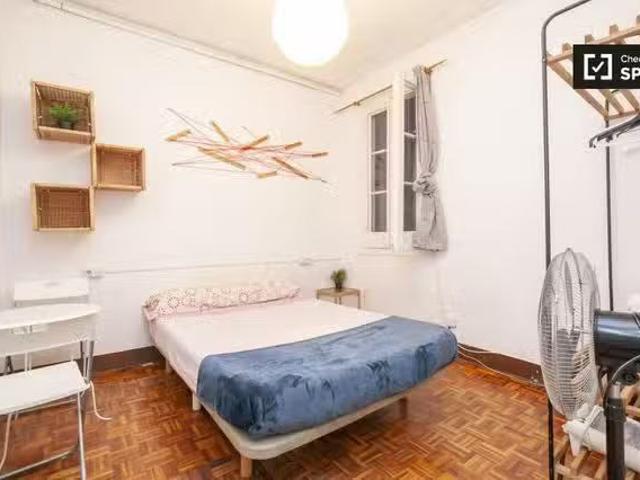 Alquilo habitación apartamento de 3 dormitorios L'Esquerra de.