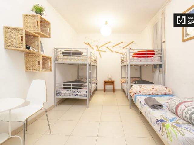 Alquilo habitación apartamento de 3 dormitorios L'Esquerra de l'Eixample