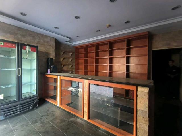 Alquilo local comercial 138m2 La Urbina 3594