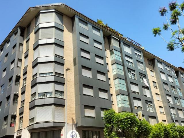 Alquilo Local comercial en planta baja céntrica con fachada a Avenida Hermanos Bou