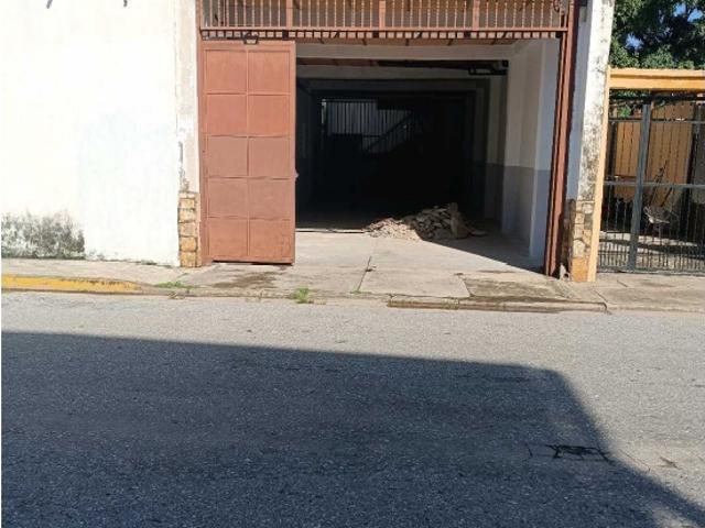 Alquilo local comercial en Santa Rita estado Aragua