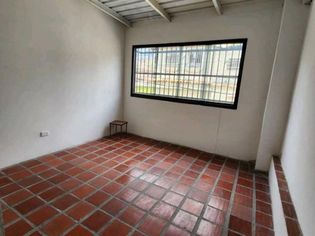 Alquilo local para depósito 250m2 Av. Baralt 6675