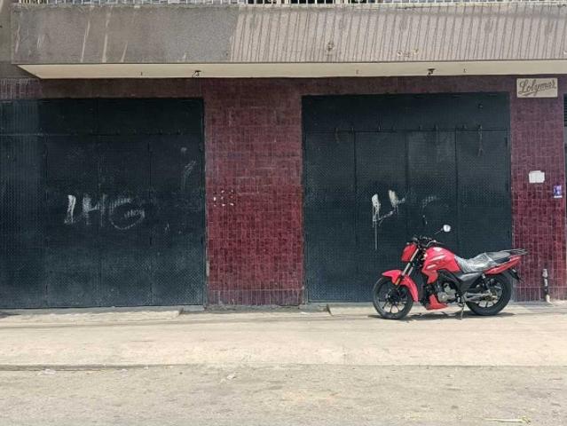 Alquilo locales comerciales 400m2 El Cementerio 6189
