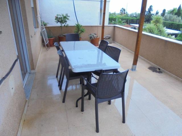 Alquilo precioso chalet en zona Altabix a 3 minutos de la ciudad con piscina, aparcamiento todo asfaltado y parcela vall
