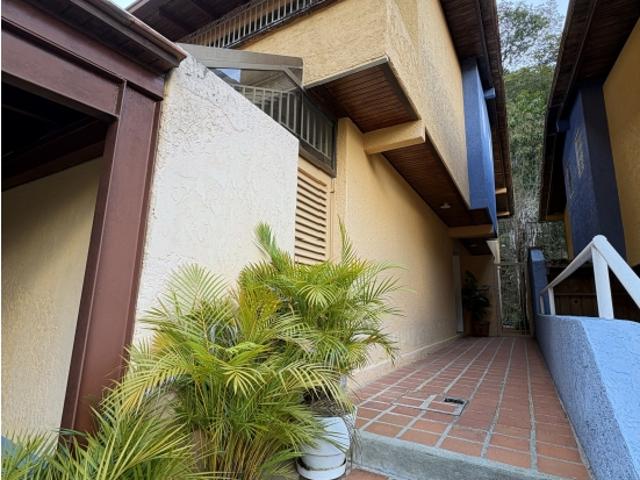 Alquilo townhouse 240m2 La Boyera 5999