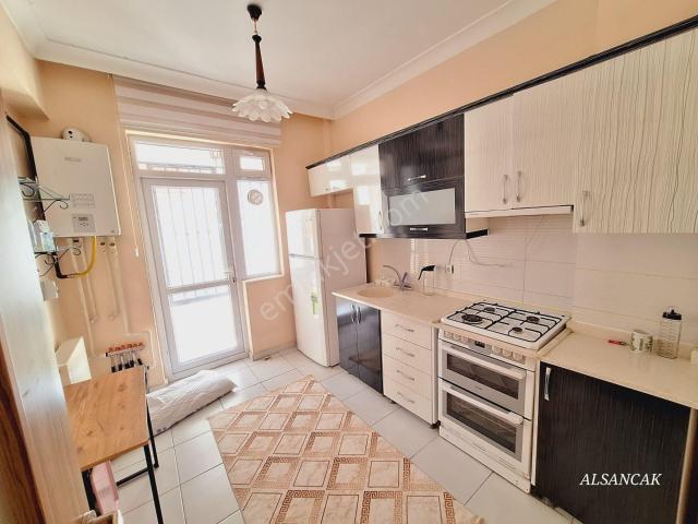 Alsancakda Merkezi Konumda Orta Katta Eşyalı Kiralık Geniş 2+1