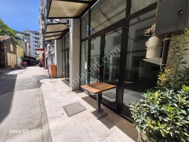 Alsancak'ta Trafiğe Kapalı Sokata Kiralık 2 Dükkan Bir Arada