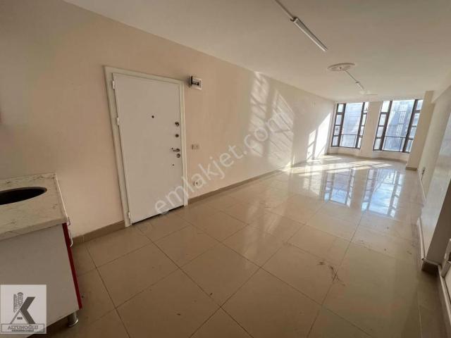 Altunoğlundan İş Hanında Ön Cephe Mutfaklı Kiralık Ofis