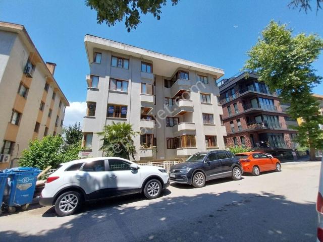 Altunizade Erzurum Sitesinde Çift Balkonlu Ankastre Mutfaklı