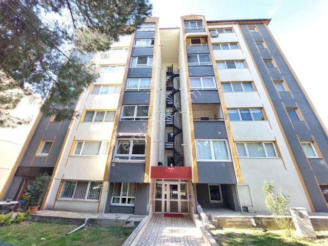 Altın Emlak’ Tan Yahya Kaptan’da Ara Kat Geniş 2,5+1 Yapılı Kiralık Daire