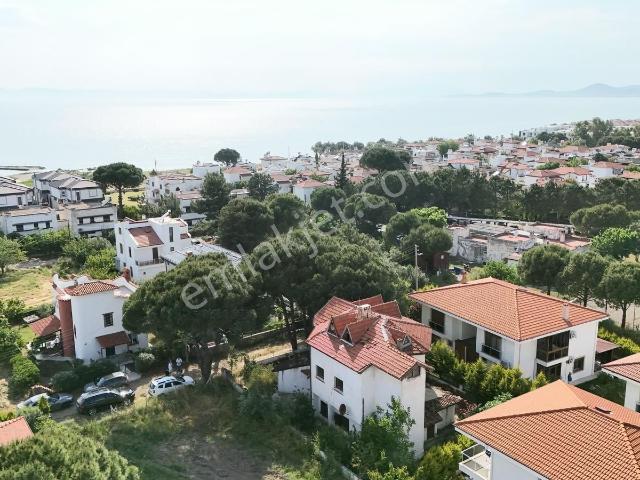 Altınova Sahilde 400 M2 Arsa İçerisinde Müstakil Villa