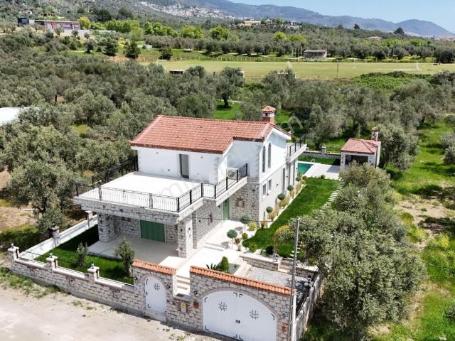 Altınolukta Özel Tasarım 650 M²içinde Havuzlu Taş Villa