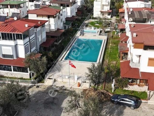 Altınoluk Fener'de Havuzlu Sitede Denize 150 M Satılık 4+1 Villa