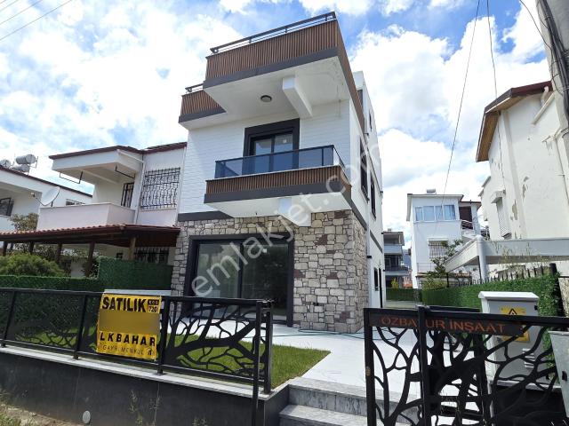 Altınoluk İlkbahar Dan Denize Çok Yakın 4+1 Teraslı Bahçeli Villa