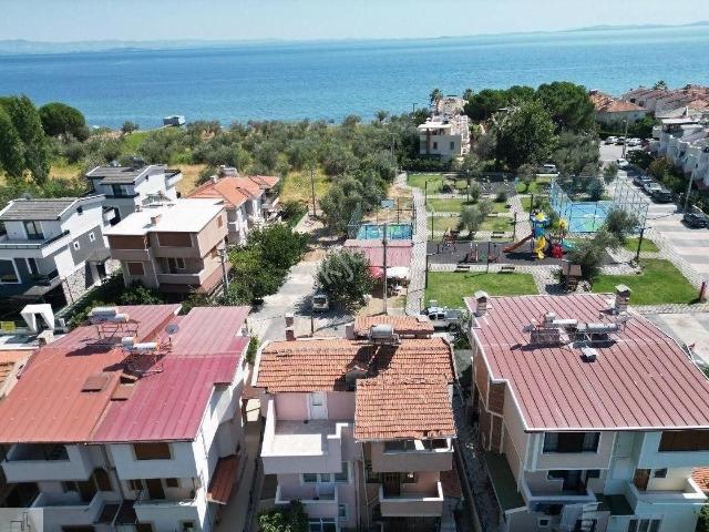 Altınoluk Narlı Bölgesinde Yolun Deniz Kısmında Denize 150 Metre Yürüme Mesafesinde Bahçeli Villa