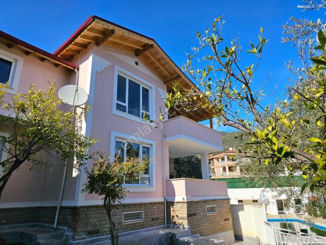 Altınoluk Site İçinde Satılık 3+2 Deniz Manzaralı Havuzlu Villa