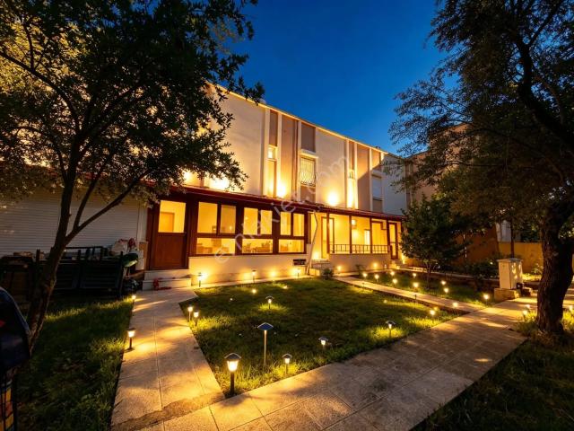 Altınoluk'da Denize 250 Metre Çift Bahçeli Müstakil Girişli Triplex Villa