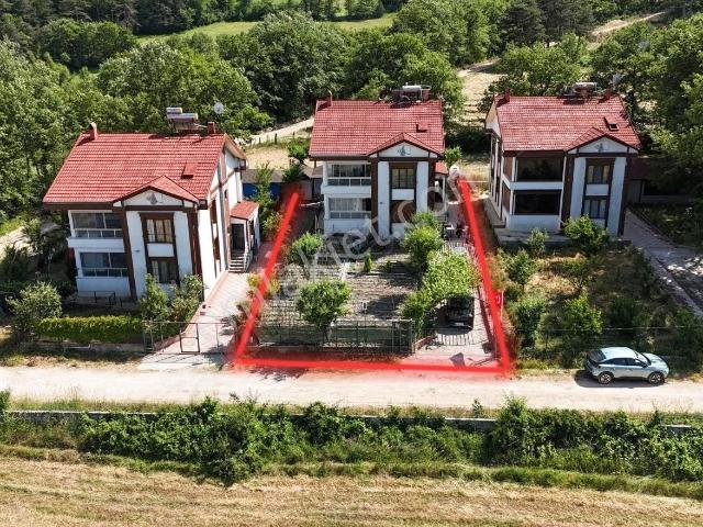 Altınköşe Emlak  Satılık Mükemmel Konumda İki Katlı Müstakil Ev