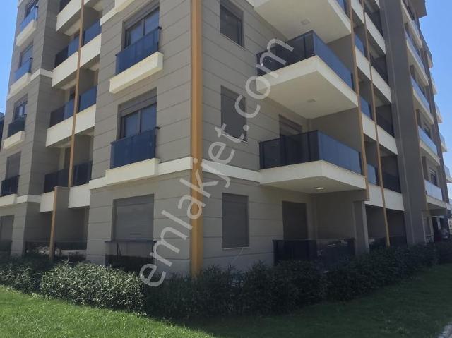 Altıntaş'ta 1+1 Giriş Katı, Havuz Manzaralı Sitede Lüx Daire