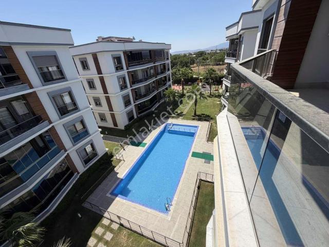 Altıntepe Mahallesi Havuzlu Site İçerisi Kiralık 3+1