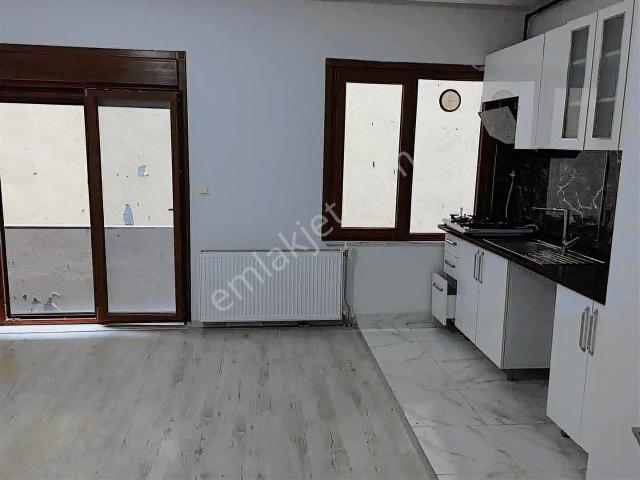 Altıntepe'de Satılık 1+1 Ara Kat Daire Minibüs Cad. 2 Dakika