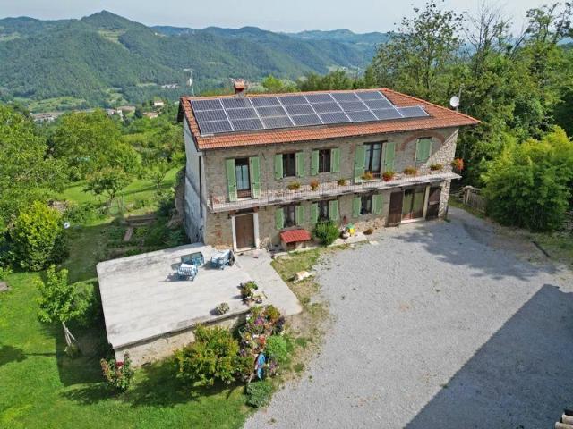 Alta Langa Cascina ristrutturata, con circa 2 ha di terren. 700m² Bosia