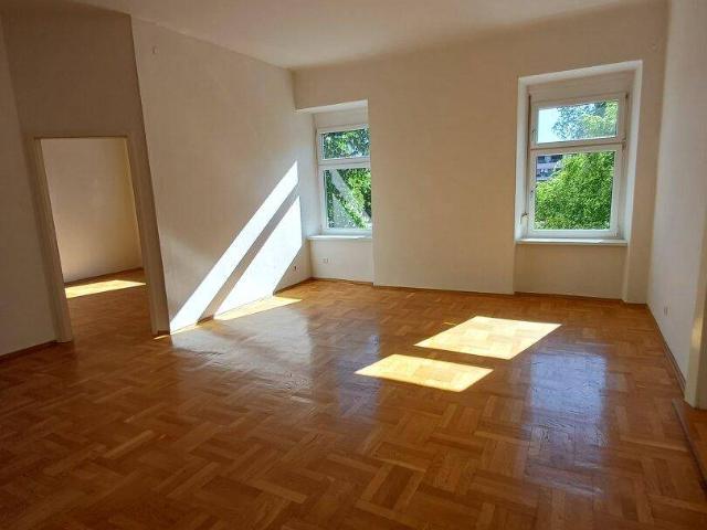 ALTBAUWOHNUNG IN ZENTRALER LAGE BLICKRICHTUNG SCHLOSSBERG GROSSE ZWEI ZIMMER UND KÜCHE WOHNUNG GEMÜTLICHER KAMINOFEN FÜR DEN WINTER DIREKTES PARKEN IM INNENHOF MÖGLICH
