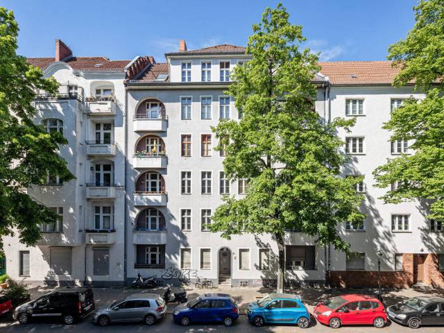 Altbau Charme im Schillerkiez: Hübsche 2 Zimmer Wohnung mit Balkon