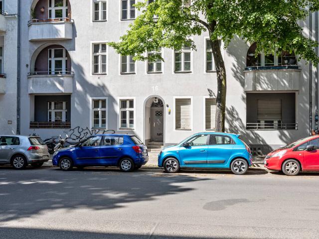Altbau Investment in bester Kiezlage Vermietete 4 Zimmer Wohnung mit Balkon & Tageslichtbad