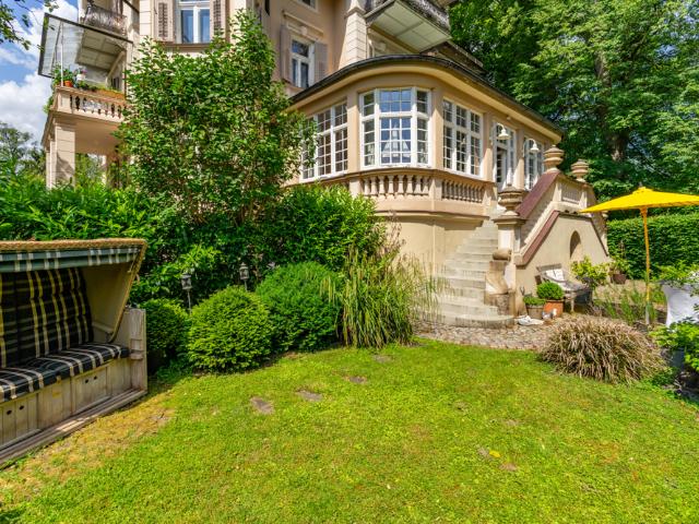 Altbau Villenetage auf ca. 235 m² mit wunderschönem Garten