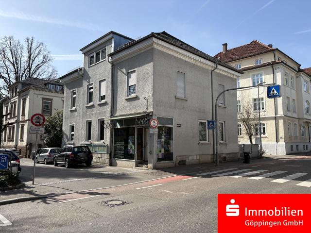Altbaucharme trifft zentrale Lage – vielseitiges Wohn und Geschäftshaus