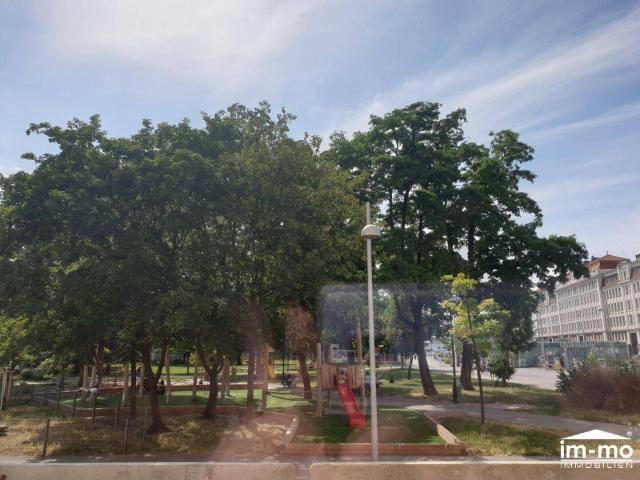 WUNDERSCHÖNER PARKGRÜNBLICK UND U BAHN VIS A VIS! ZENTRUMS NASCHMARKTNÄHE! BESTE INFRASTRUKTUR! FREIVEREINBART VERMIETBAR!