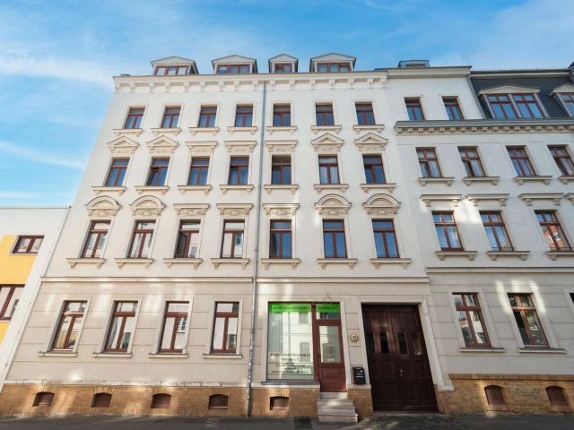 ALTBAUFLAIR ÜBER DEN DÄCHERN LEIPZIGS / Dachgeschosswohnung mit 2 Zimmern, Balkon und Galerie