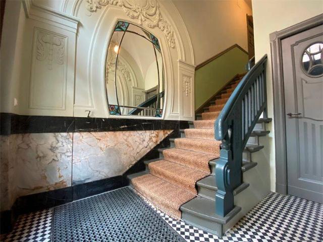 Alte Pracht und neuer Glanz: Altbauwohnung mit Balkon VERMIETET