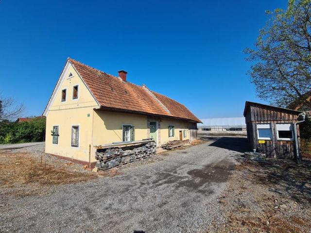 Altes Bauernhaus mit weiterem Bürocontainer im Bauland samt angrenzender Freilandfläche in guter Lage!