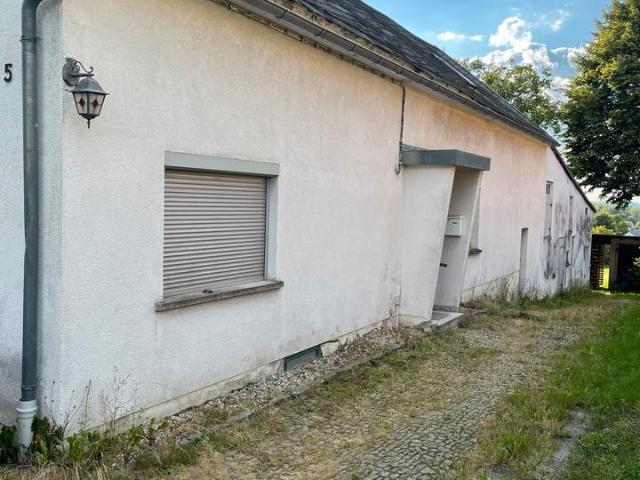 altes Bauernhaus mit großem Grundstück