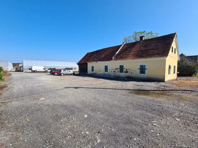 Altes baufälliges Bauernhaus mit freistehendem Büro Baucontainer im Bauland in guter Lage!
