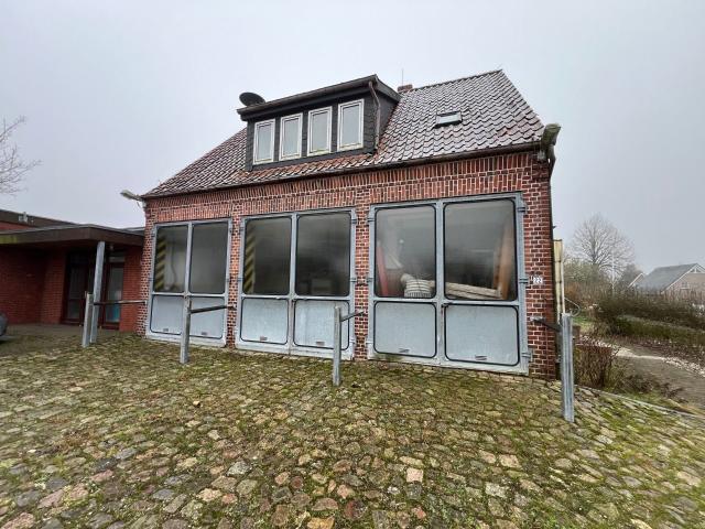 Altes Feuerwehrhaus mit Einliegerwohnung in Süsel OT Röbel