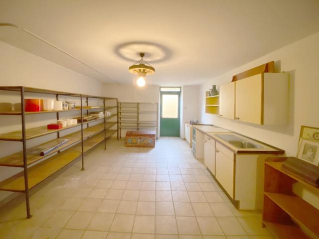 Älterer, aber gepflegter Bungalow mit großem Wintergarten