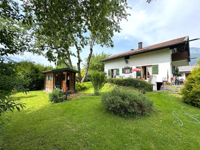Älteres EFH mit Wohnung im OG und Garage in stiller Randlage Wohnrecht gegen Miete im EG bis 2028