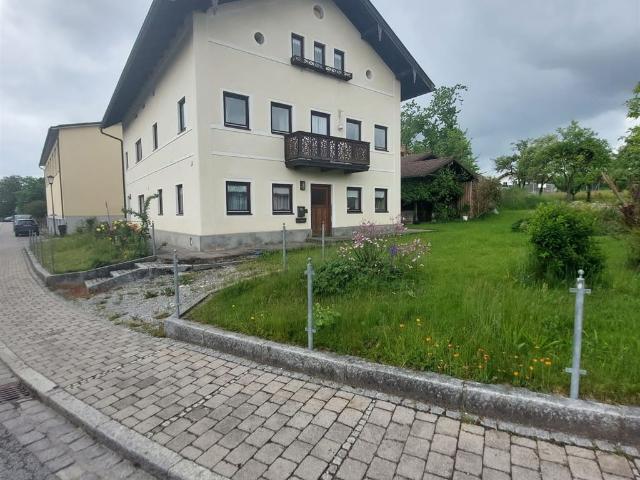 Älteres Wohnhaus mit 2 Wohnungen in zentraler Lage mit großem Grundstück, bereits freigestellt