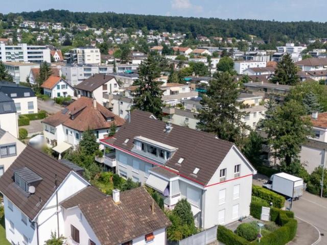 Alteresgerecht wohnen: Grosszügige 4.5 Z' Dachwohnung mit Lift und 2 EHPs