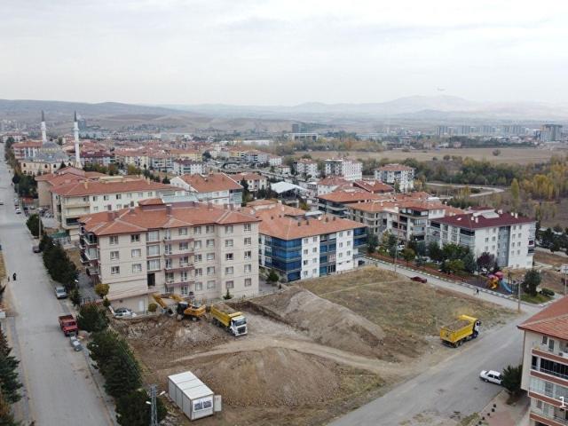 ALTINOVA NIN EN GÜZEL YERİNDE1 DAİRE GETİRİLİ İMARLI ARSA
