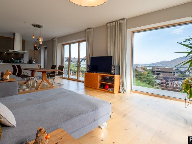 ALTMÜNSTER: Neuwertiges Traumhaus mit unverbaubarem Seeblick