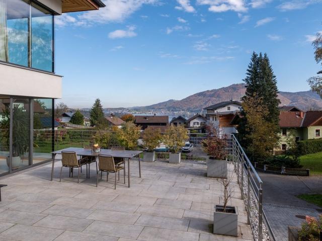 ALTMÜNSTER: Neuwertige geräumige Villa mit unverbaubarem Seeblick