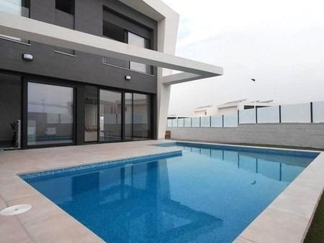ALTO STANDING Se vende bonita y amplia VILLA CON SOTANO Y PISCINA PRIVADA, 300 metros de parcela