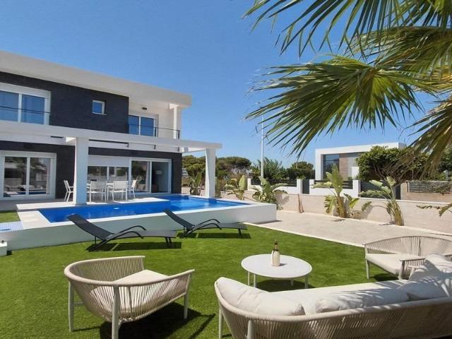 ALTO STANDING Se vende preciosa y amplia VILLA CON PISCINA PRIVADA